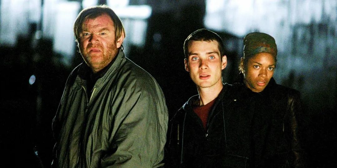 Brendan Gleeson, Cillian Murphy, and Naomi Harris look into the tunnel in 28 Days Later