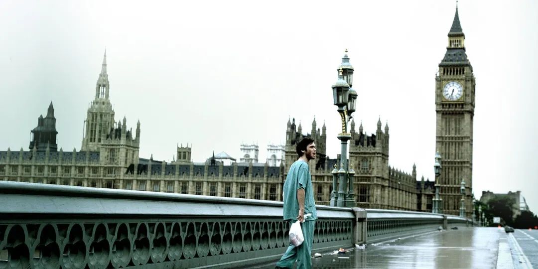 Jim wanders in empty London in 28 Days Later